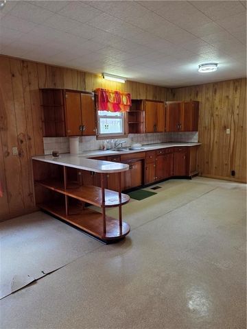 401 S 6th Street, Louisburg, KS 66053