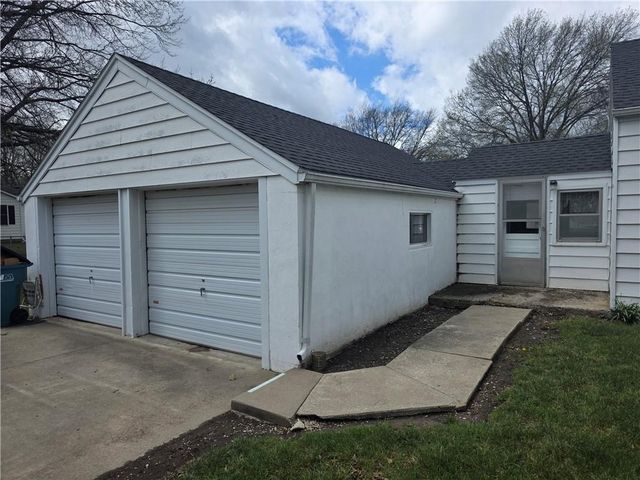 401 S 6th Street, Louisburg, KS 66053