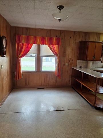 401 S 6th Street, Louisburg, KS 66053