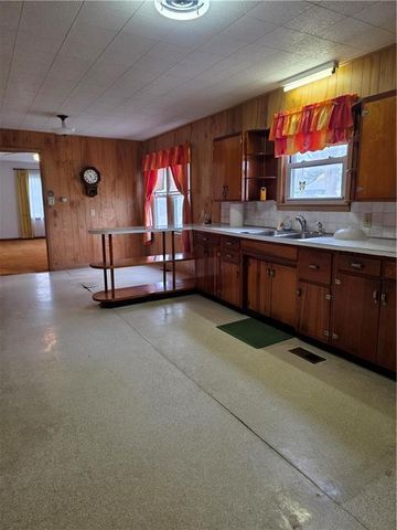 401 S 6th Street, Louisburg, KS 66053