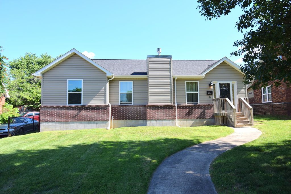 Image 1 of property listing at 824 N Pace Avenue, Mt Vernon, IL 62864