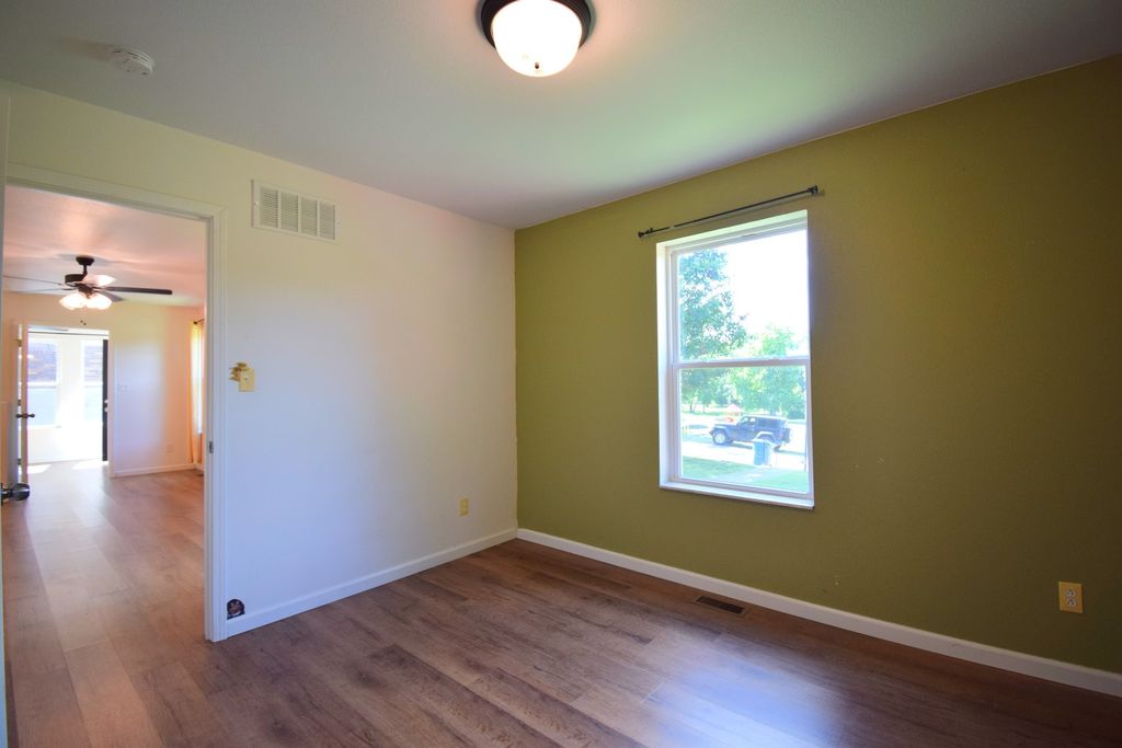 Image 11 of property listing at 824 N Pace Avenue, Mt Vernon, IL 62864