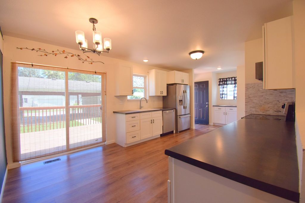 Image 14 of property listing at 824 N Pace Avenue, Mt Vernon, IL 62864