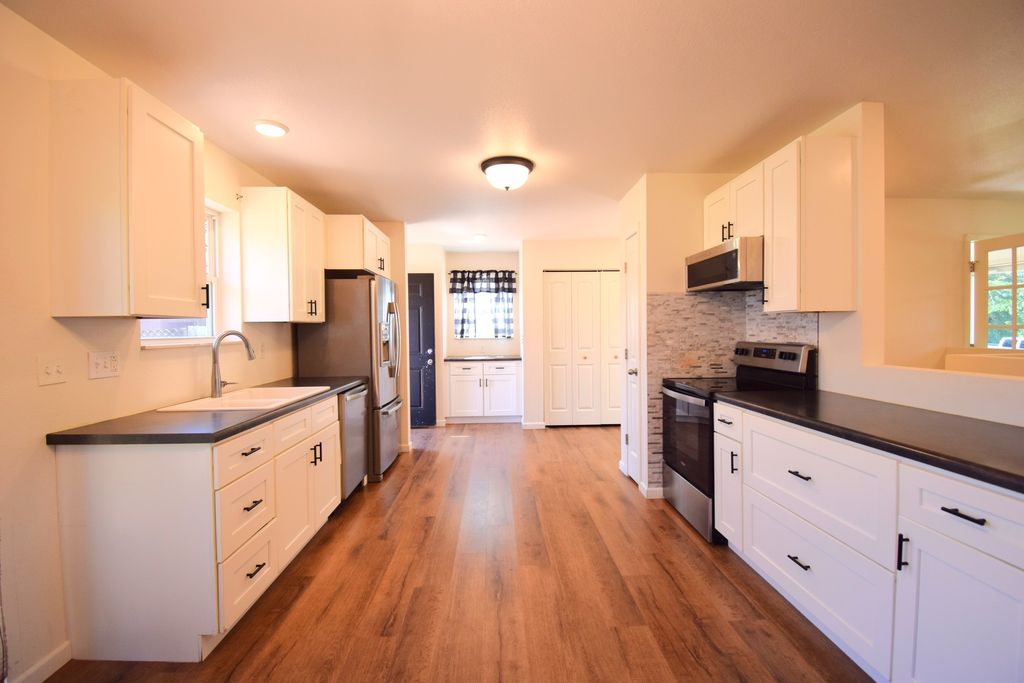 Image 15 of property listing at 824 N Pace Avenue, Mt Vernon, IL 62864