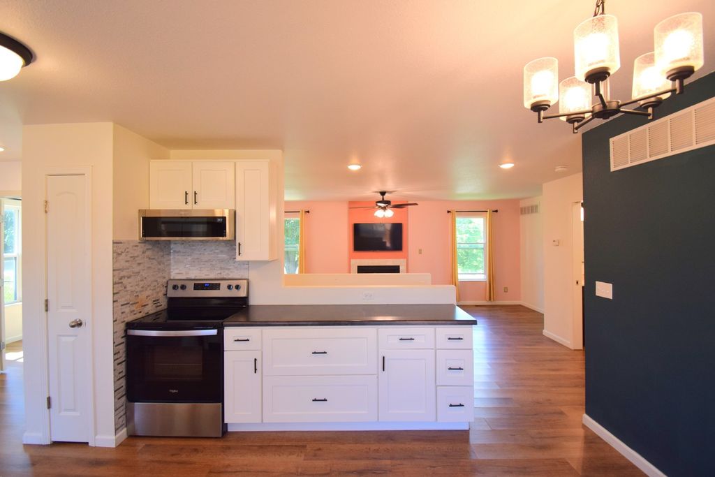 Image 16 of property listing at 824 N Pace Avenue, Mt Vernon, IL 62864
