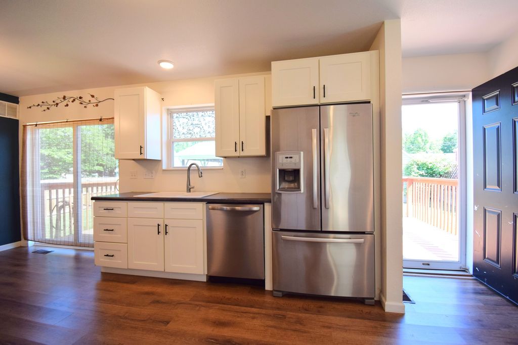 Image 17 of property listing at 824 N Pace Avenue, Mt Vernon, IL 62864