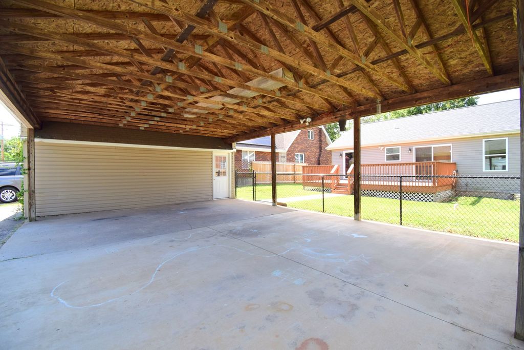 Image 27 of property listing at 824 N Pace Avenue, Mt Vernon, IL 62864