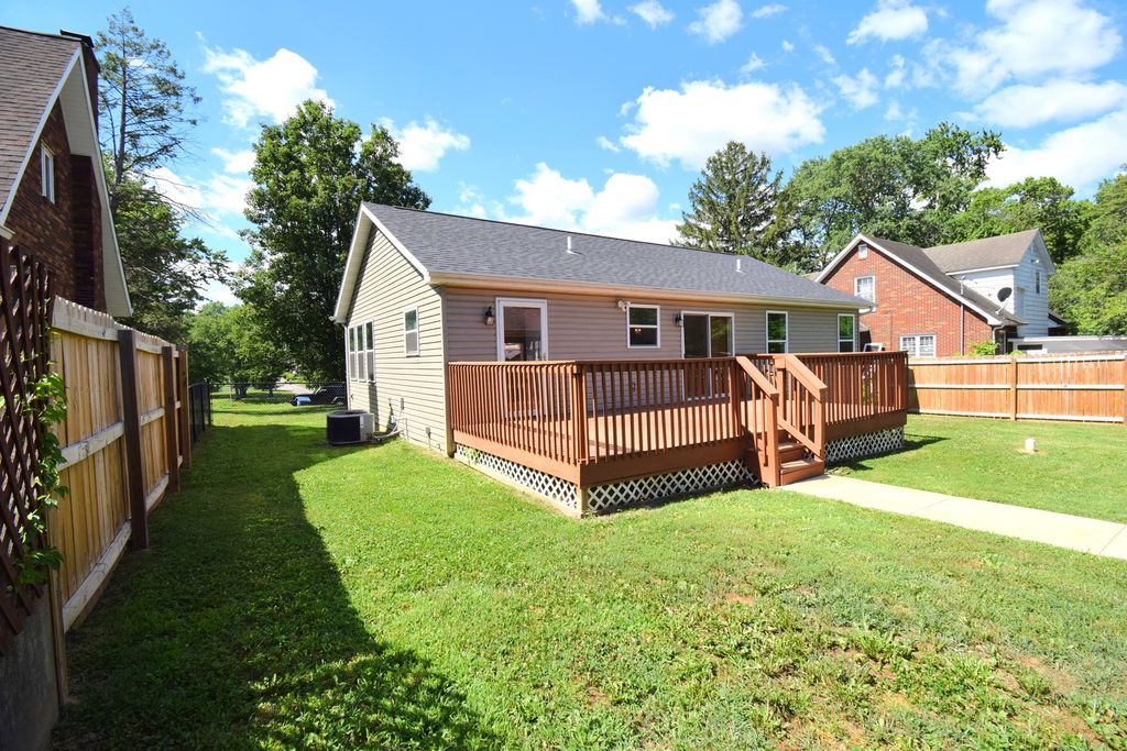 Image 28 of property listing at 824 N Pace Avenue, Mt Vernon, IL 62864