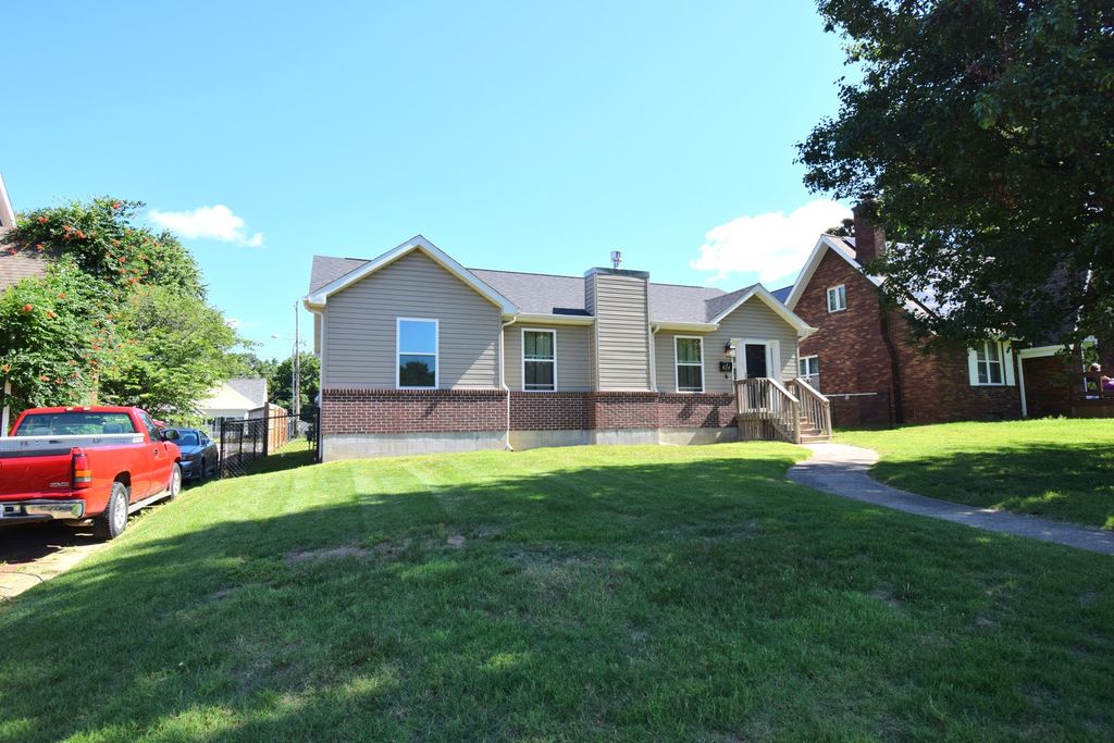Image 30 of property listing at 824 N Pace Avenue, Mt Vernon, IL 62864