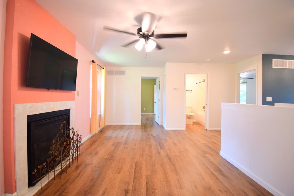 Image 4 of property listing at 824 N Pace Avenue, Mt Vernon, IL 62864