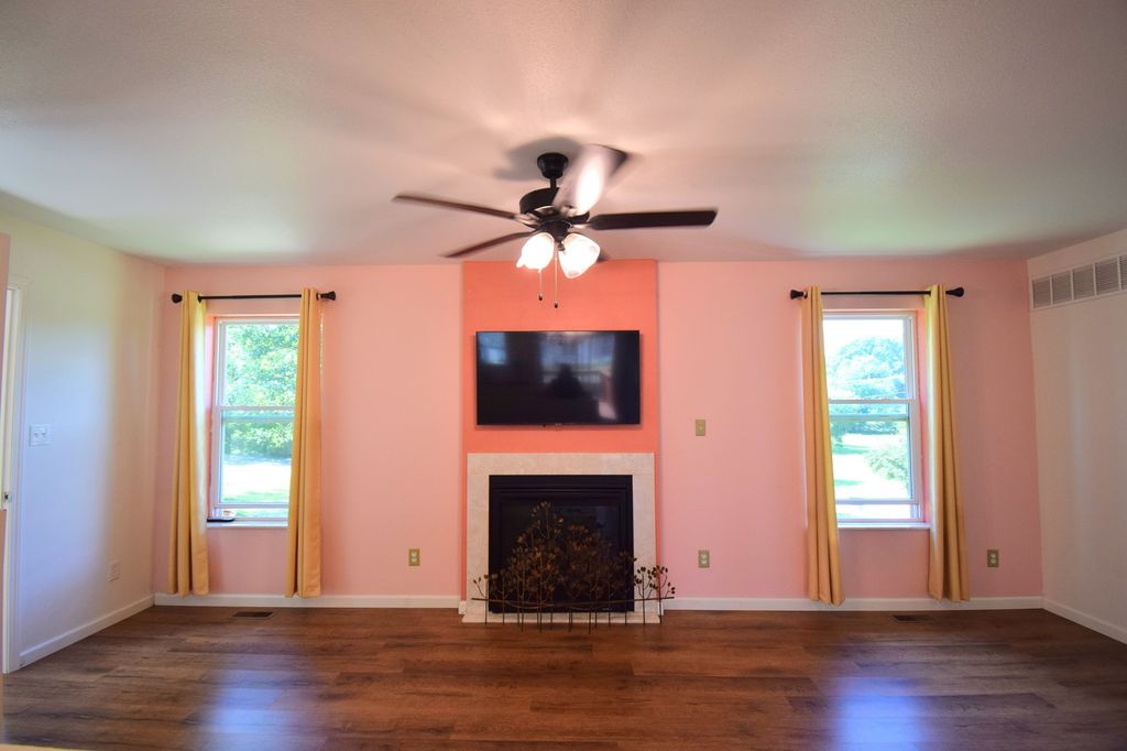 Image 5 of property listing at 824 N Pace Avenue, Mt Vernon, IL 62864