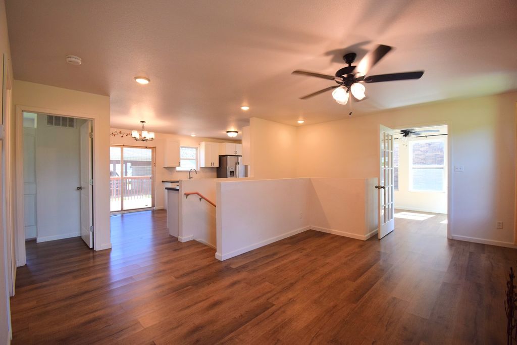 Image 6 of property listing at 824 N Pace Avenue, Mt Vernon, IL 62864