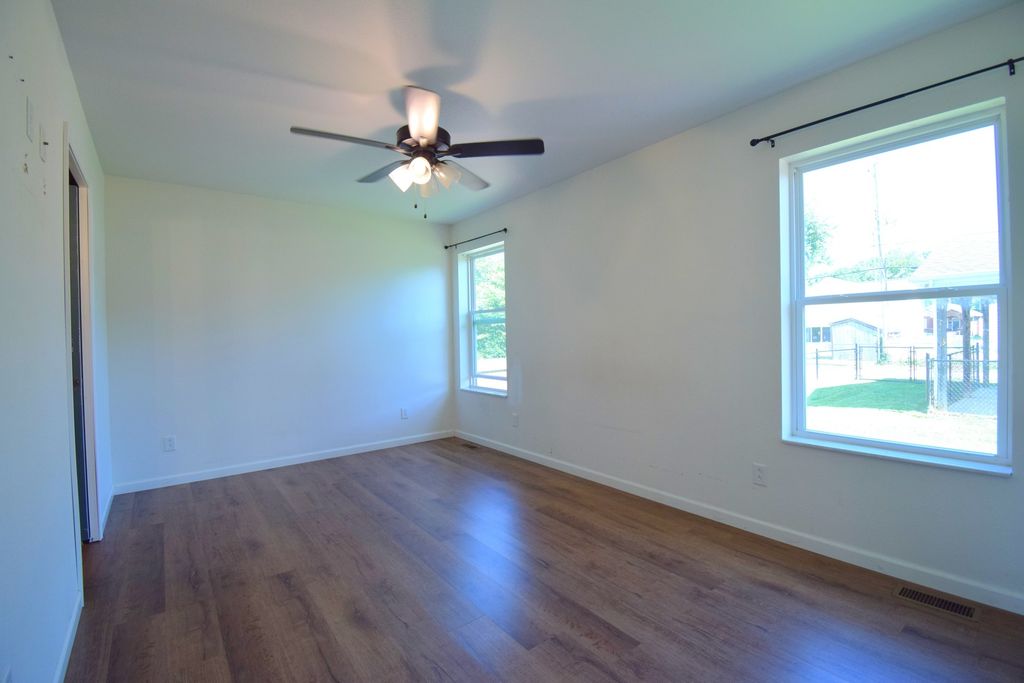Image 7 of property listing at 824 N Pace Avenue, Mt Vernon, IL 62864