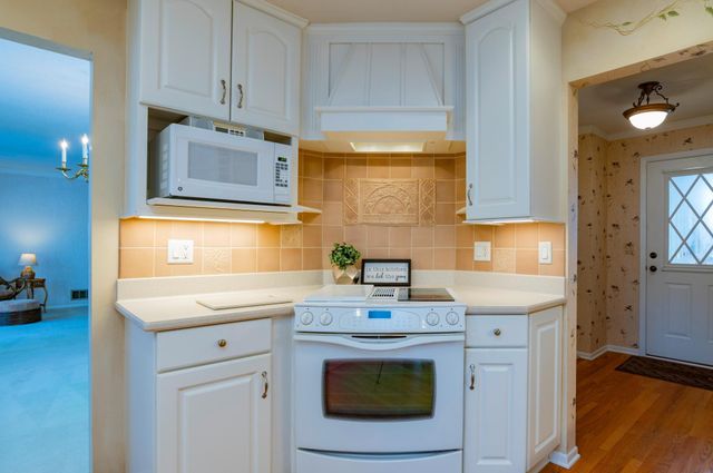 2888 Bartelmy Lane, Maplewood, MN 55109