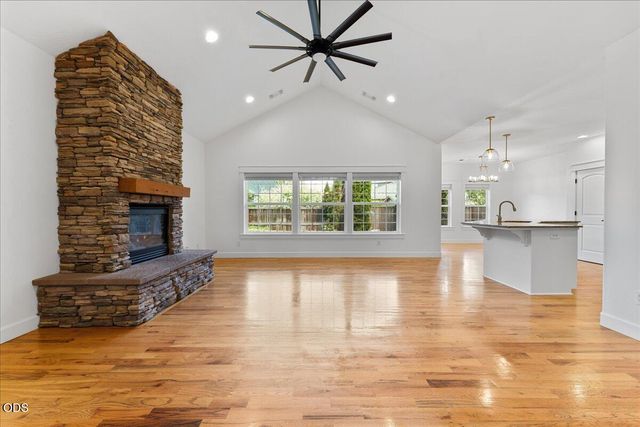 13 Portabello Way, Eagle Point, OR 97524