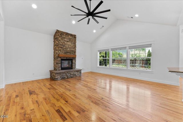 13 Portabello Way, Eagle Point, OR 97524