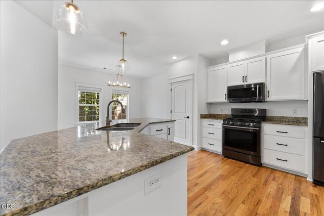 13 Portabello Way, Eagle Point, OR 97524