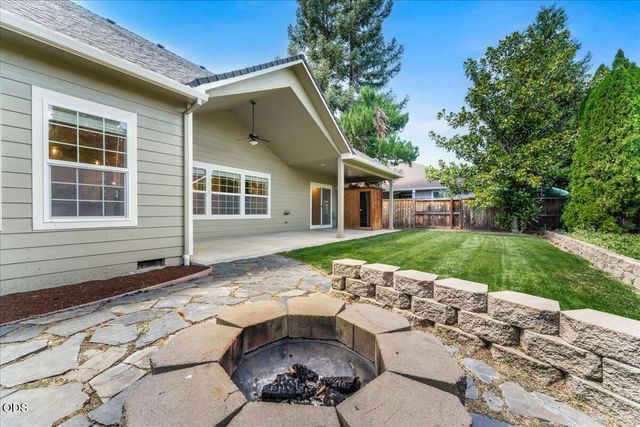 13 Portabello Way, Eagle Point, OR 97524