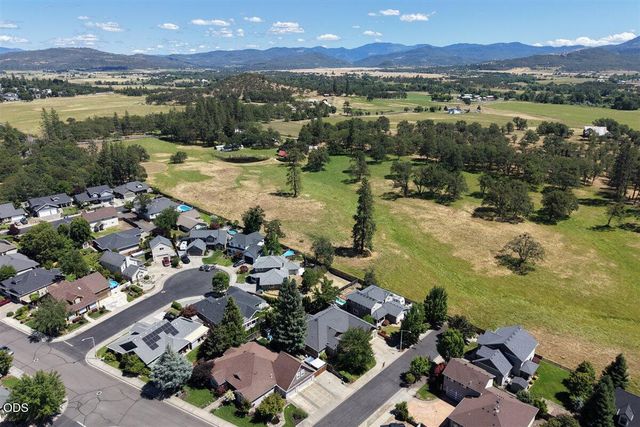 13 Portabello Way, Eagle Point, OR 97524