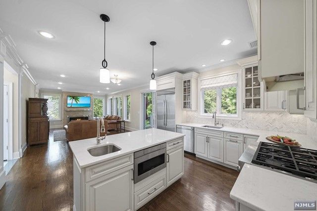 49 Robinhood Avenue, Closter, NJ 07624