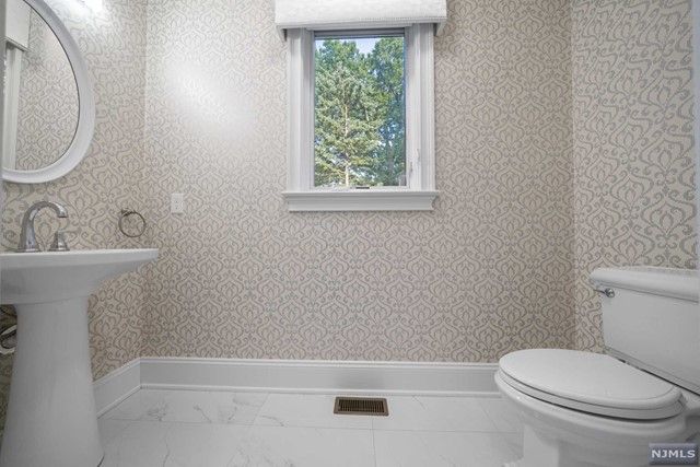 49 Robinhood Avenue, Closter, NJ 07624