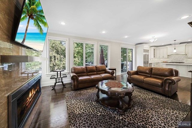 49 Robinhood Avenue, Closter, NJ 07624