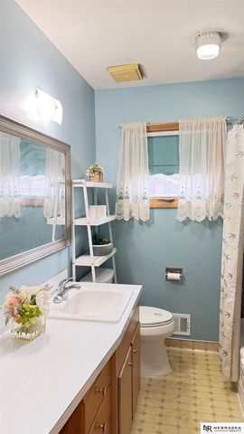 325 Orcutt Avenue E, Lincoln, NE 68504
