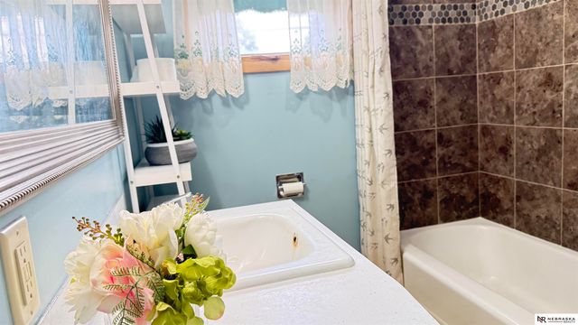 325 Orcutt Avenue E, Lincoln, NE 68504