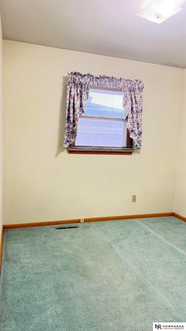 325 Orcutt Avenue E, Lincoln, NE 68504
