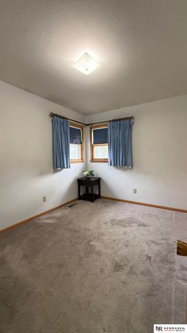 325 Orcutt Avenue E, Lincoln, NE 68504