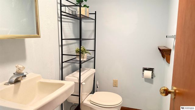 325 Orcutt Avenue E, Lincoln, NE 68504
