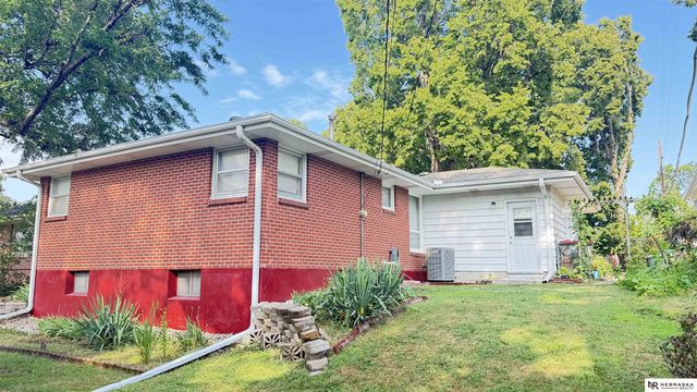 325 Orcutt Avenue E, Lincoln, NE 68504