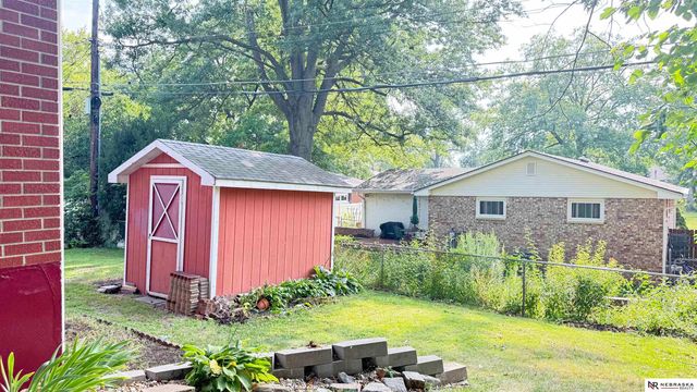 325 Orcutt Avenue E, Lincoln, NE 68504