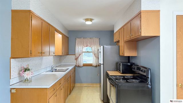325 Orcutt Avenue E, Lincoln, NE 68504