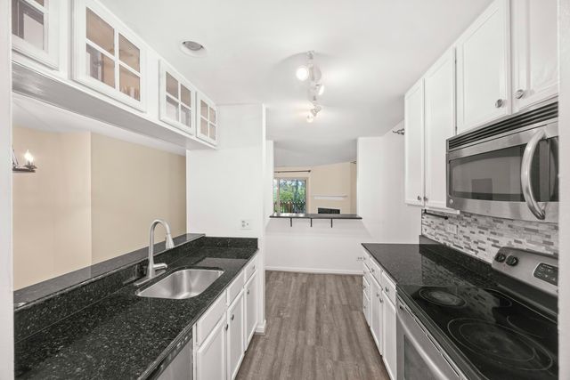 214 Glengarry Drive 201, Bloomingdale, IL 60108