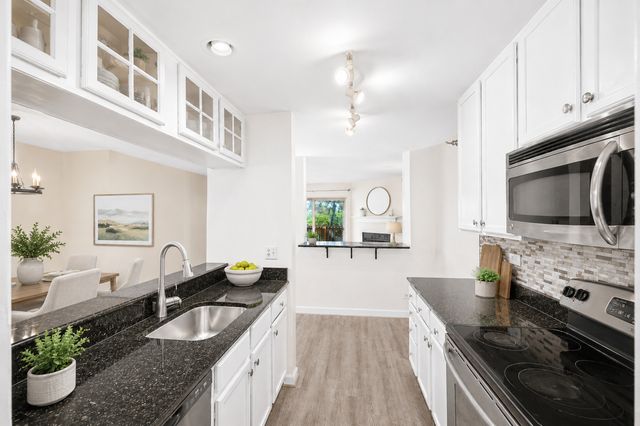 214 Glengarry Drive 201, Bloomingdale, IL 60108
