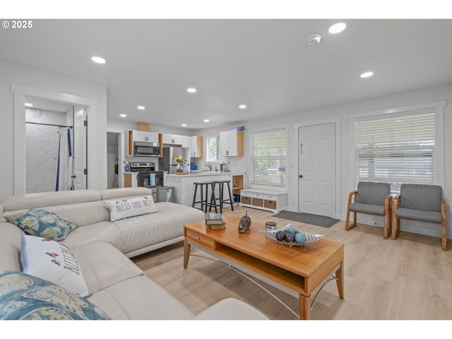 3432 Nw PORT Ct, Lincoln City, OR 97367