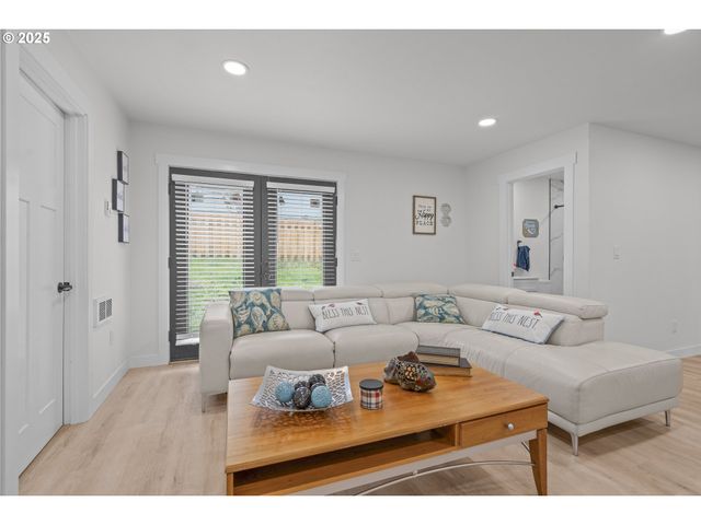 3432 Nw PORT Ct, Lincoln City, OR 97367