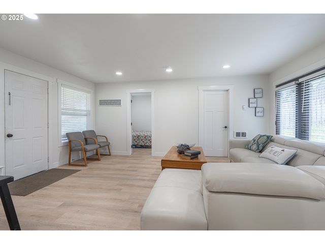 3432 Nw PORT Ct, Lincoln City, OR 97367