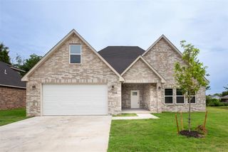 233 E Abbott Lane, Mustang, OK 73064
