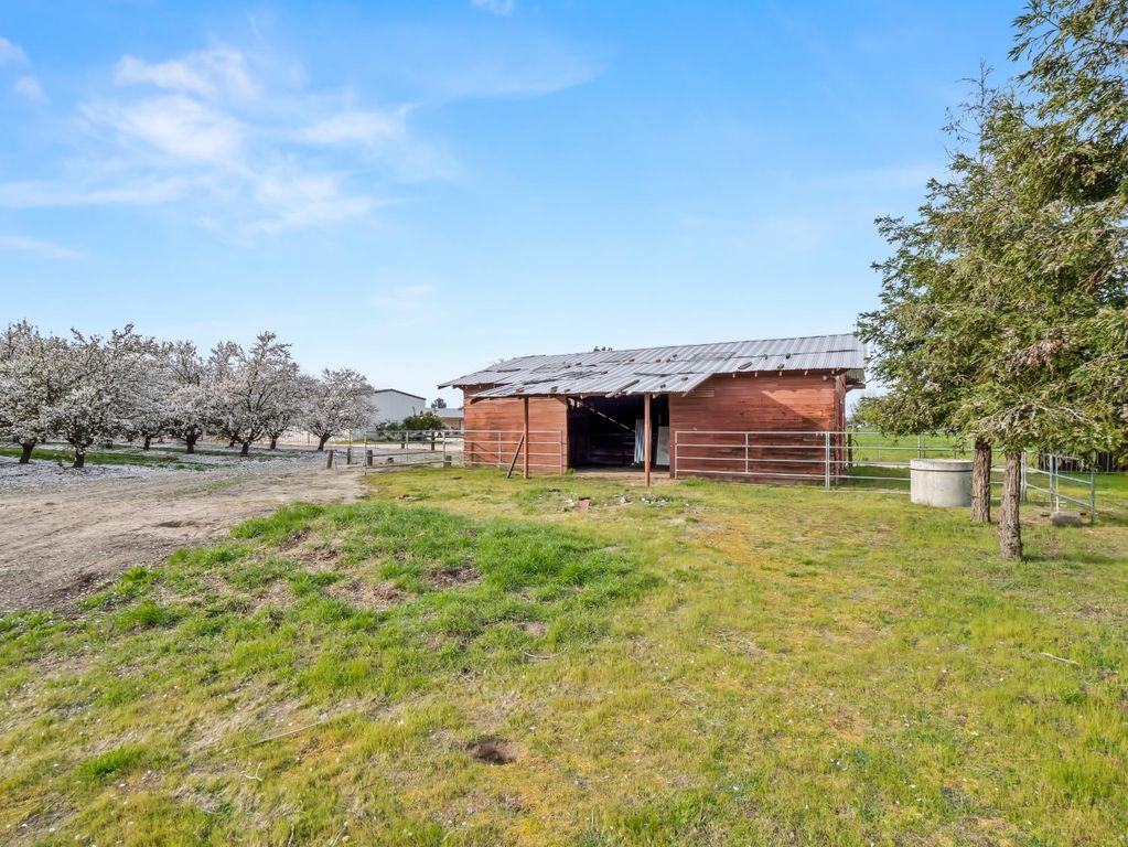 Image 38 of property listing at 4847 S Greenwood Avenue, Del Rey, CA 93616