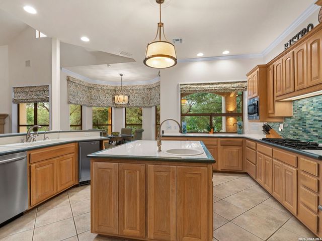 68 ETON GREEN CIR, San Antonio, TX 78257