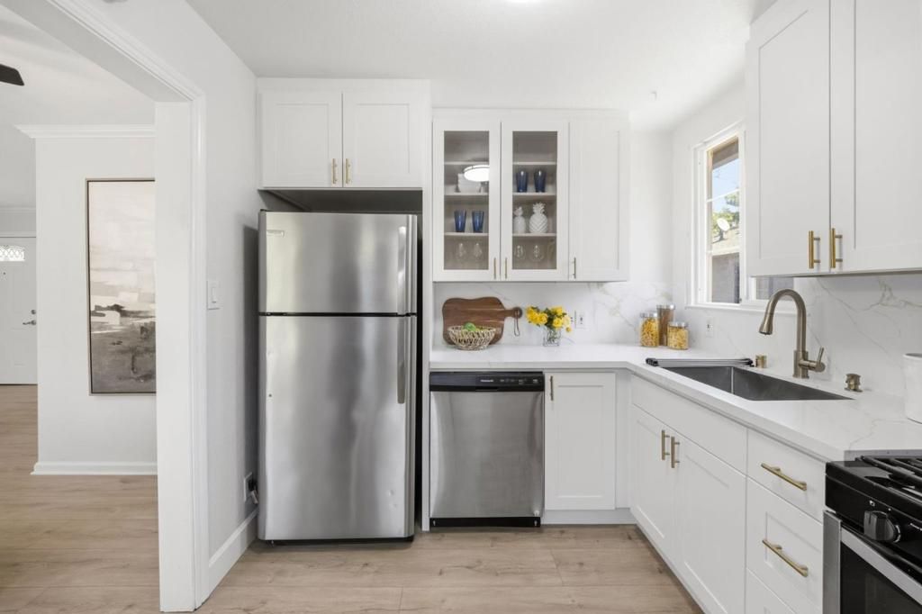 Image 11 of property listing at 545 Rollins Road, Burlingame, CA 94010