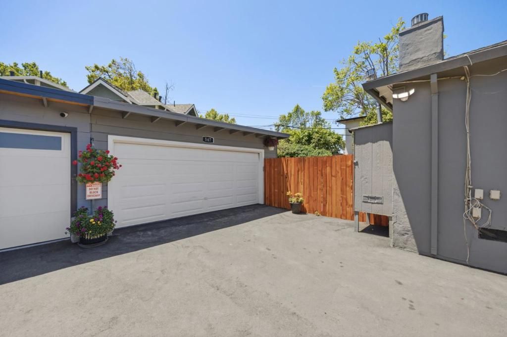 Image 12 of property listing at 545 Rollins Road, Burlingame, CA 94010