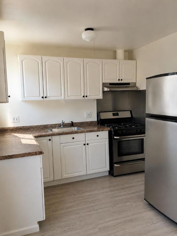 Image 33 of property listing at 545 Rollins Road, Burlingame, CA 94010