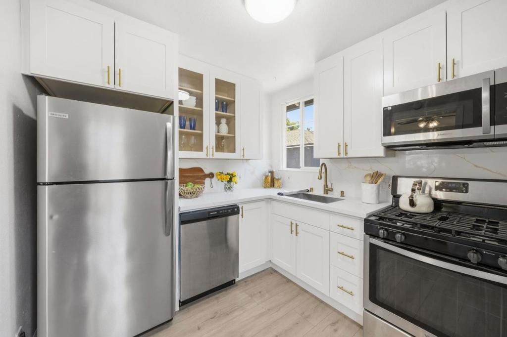 Image 9 of property listing at 545 Rollins Road, Burlingame, CA 94010