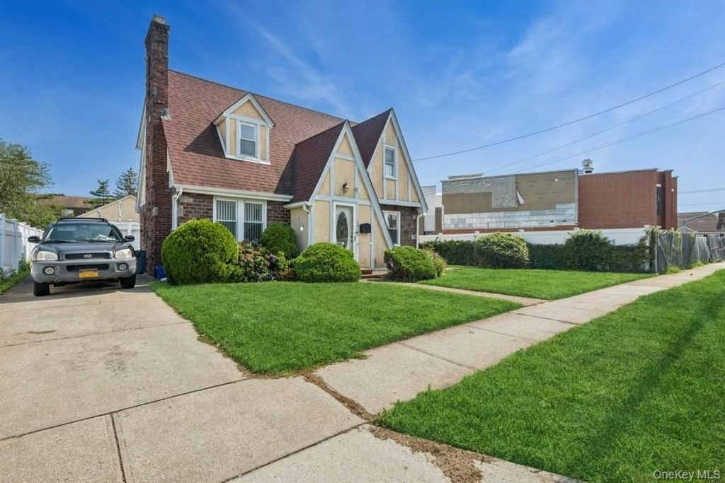 194 Maplewood Avenue, Hempstead, NY 11550
