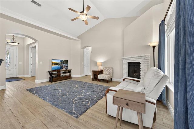 174 N Lind Avenue, Clovis, CA 93612