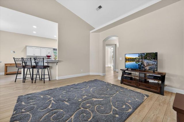 174 N Lind Avenue, Clovis, CA 93612