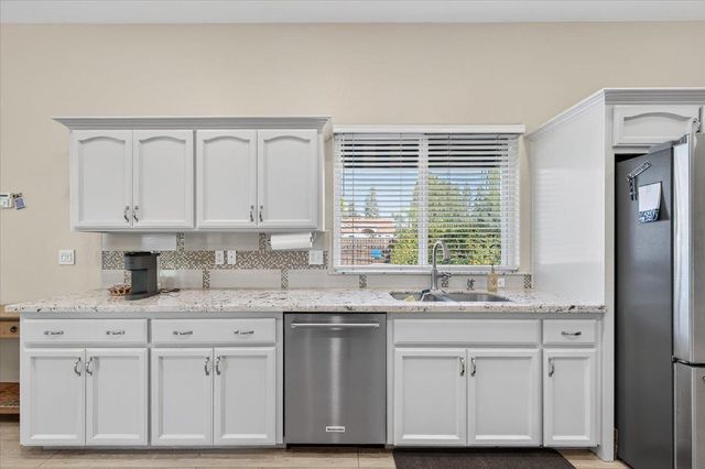 174 N Lind Avenue, Clovis, CA 93612